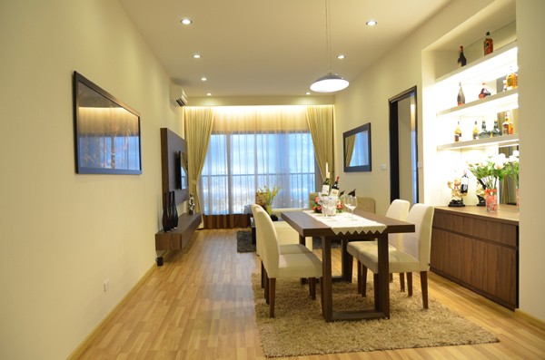 Phòng khách căn hộ được thiết kế ấn tượng với không gian rộng mở, thể hiện sự sang trọng, lịch lãm.